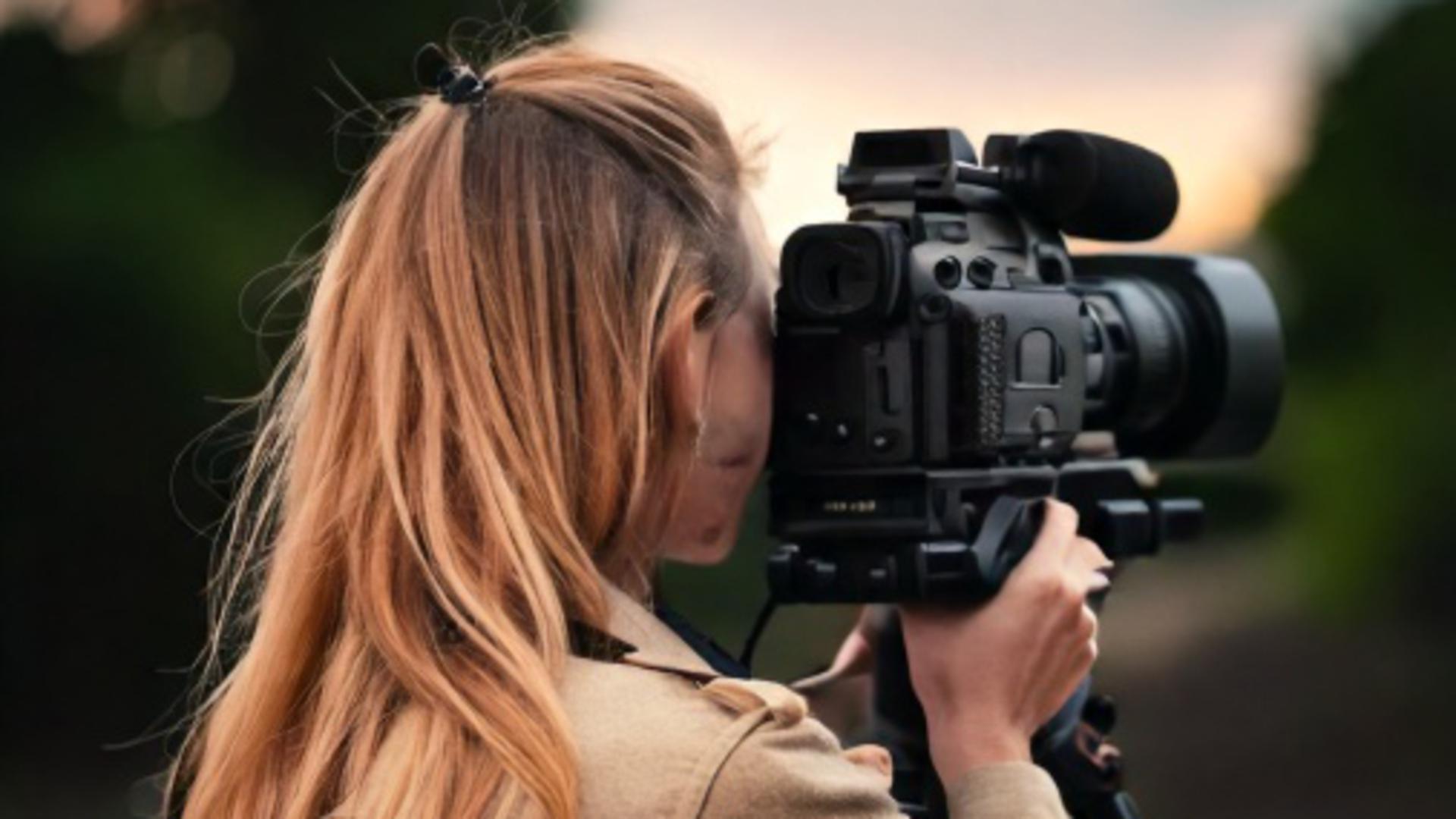 Kvinna som filmar med en filmkamera