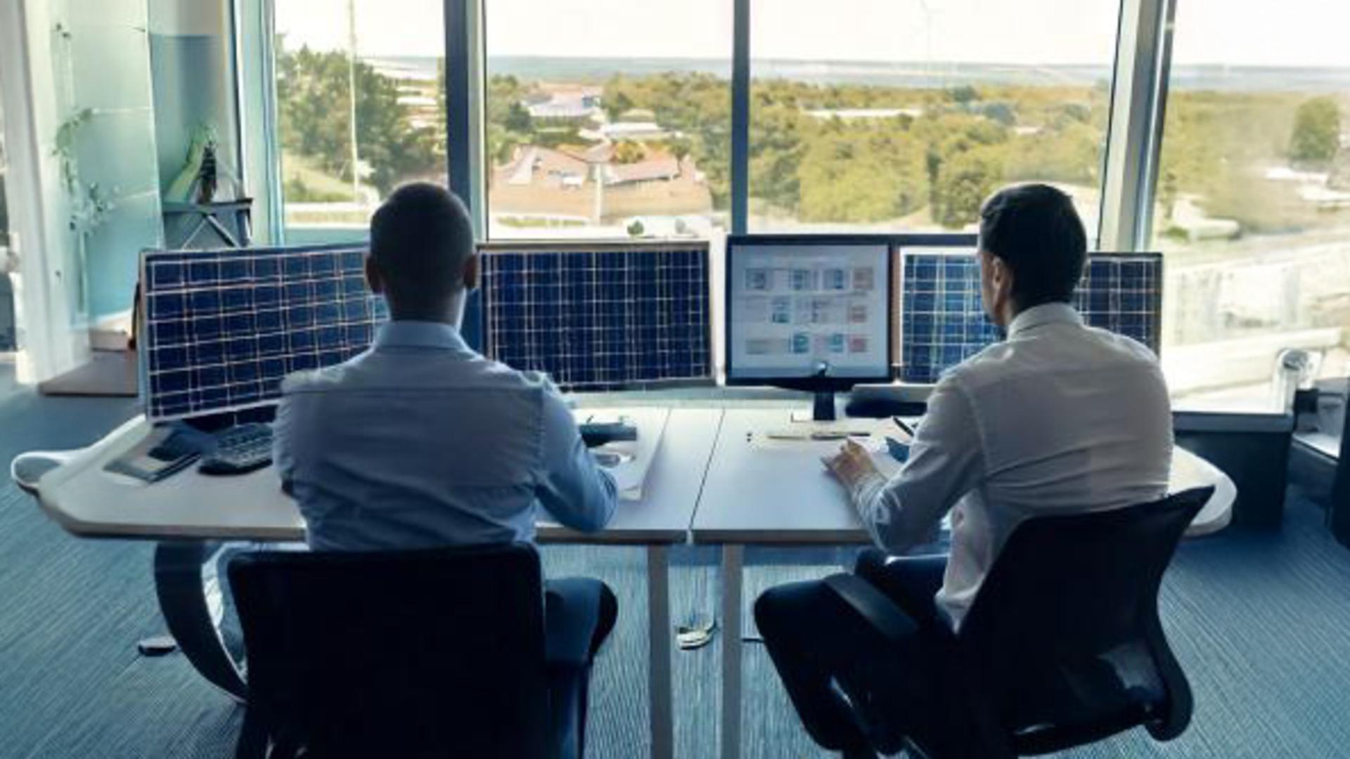 Kontor med två personer som sitter vid varsin dator