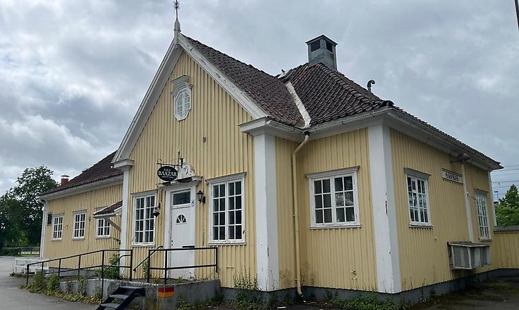 Gul träbyggnad som tidigare varit stationsbyggnad.