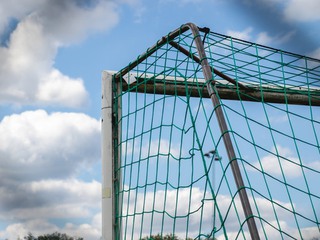 Fotbollsmål mot blå himmel