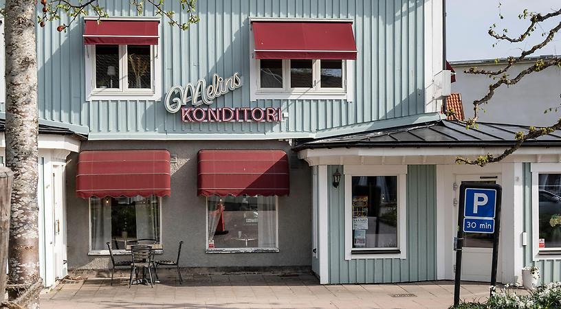 Träbyggnad i centrala Sävsö, Melins konditori exteriört.
