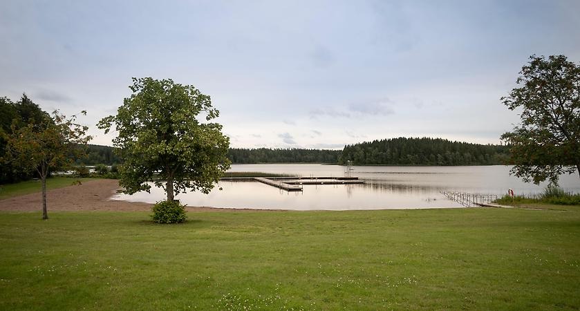 gräsyta och badplats