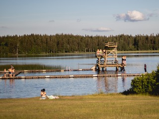 Grässtrand, sjö med bryggor och hopptorn