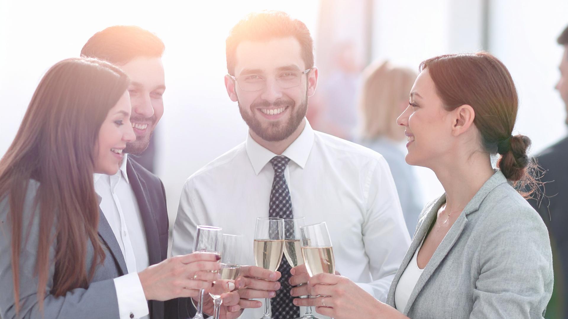 människor som dricker bubbel
