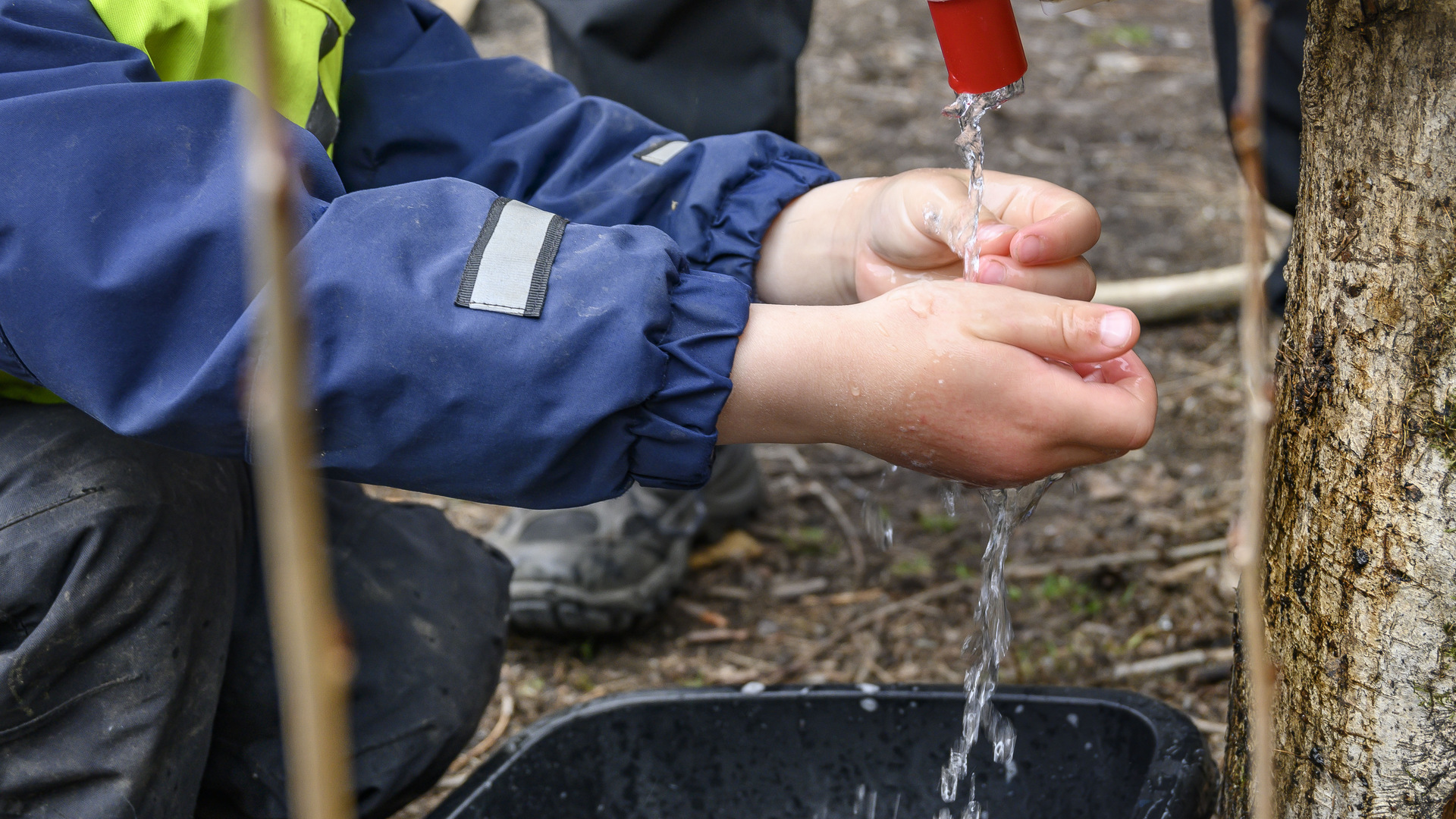 Naturförskolan, avdelning Skogsmusen lagar mat i Sanatorieparken.