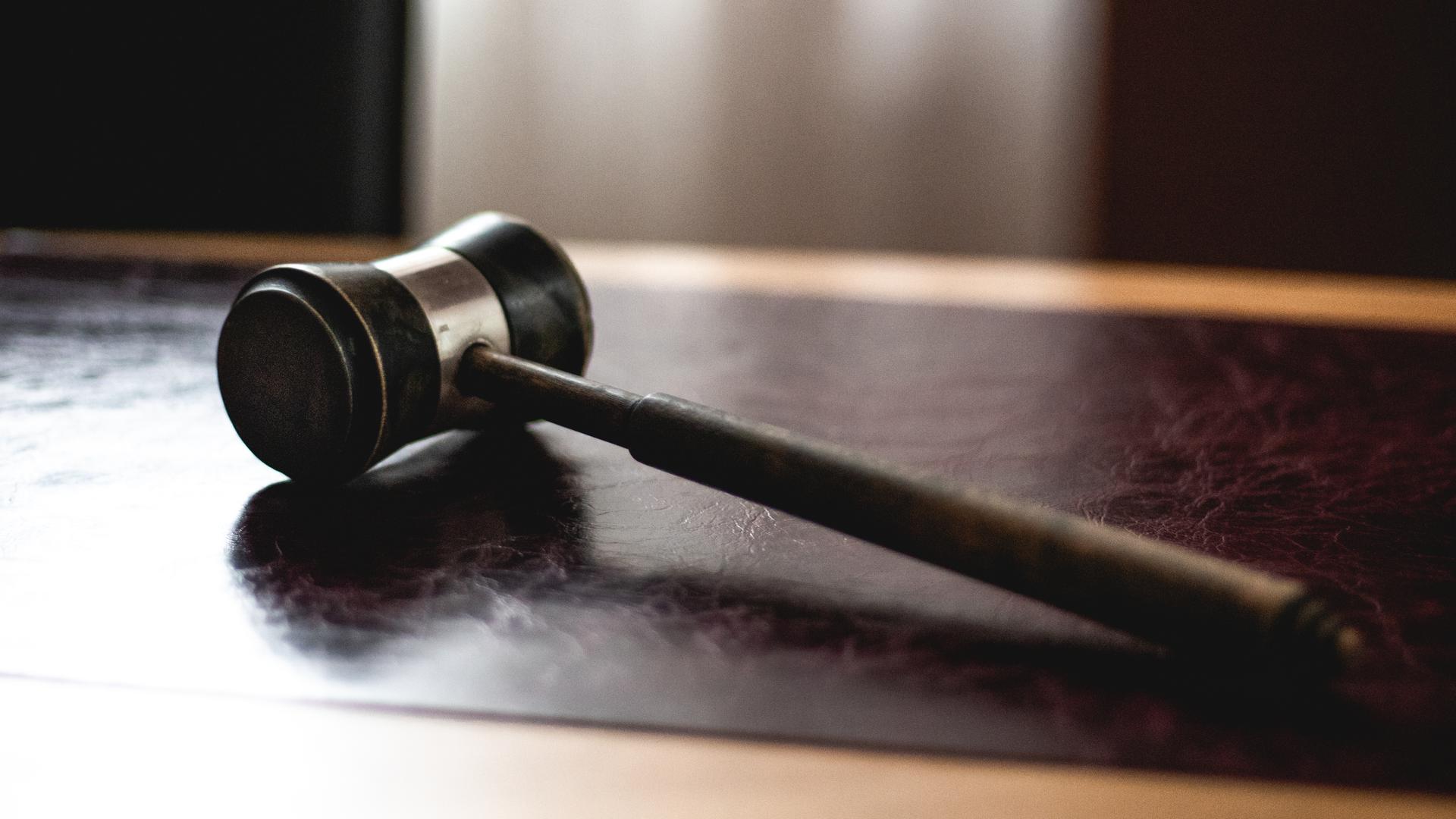 Ordförandeklubba på ett träbord. 