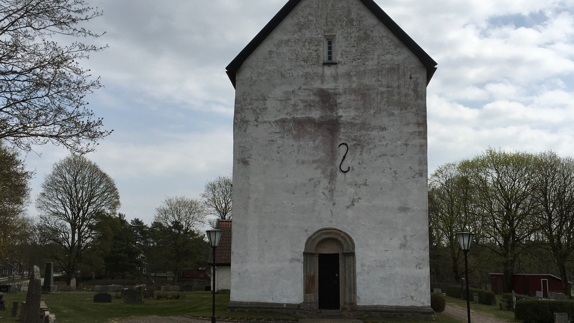 En vit byggnad med svarta detaljer