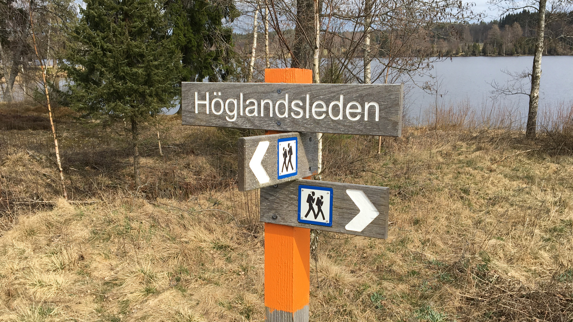 En skylt där det står höglandsleden 