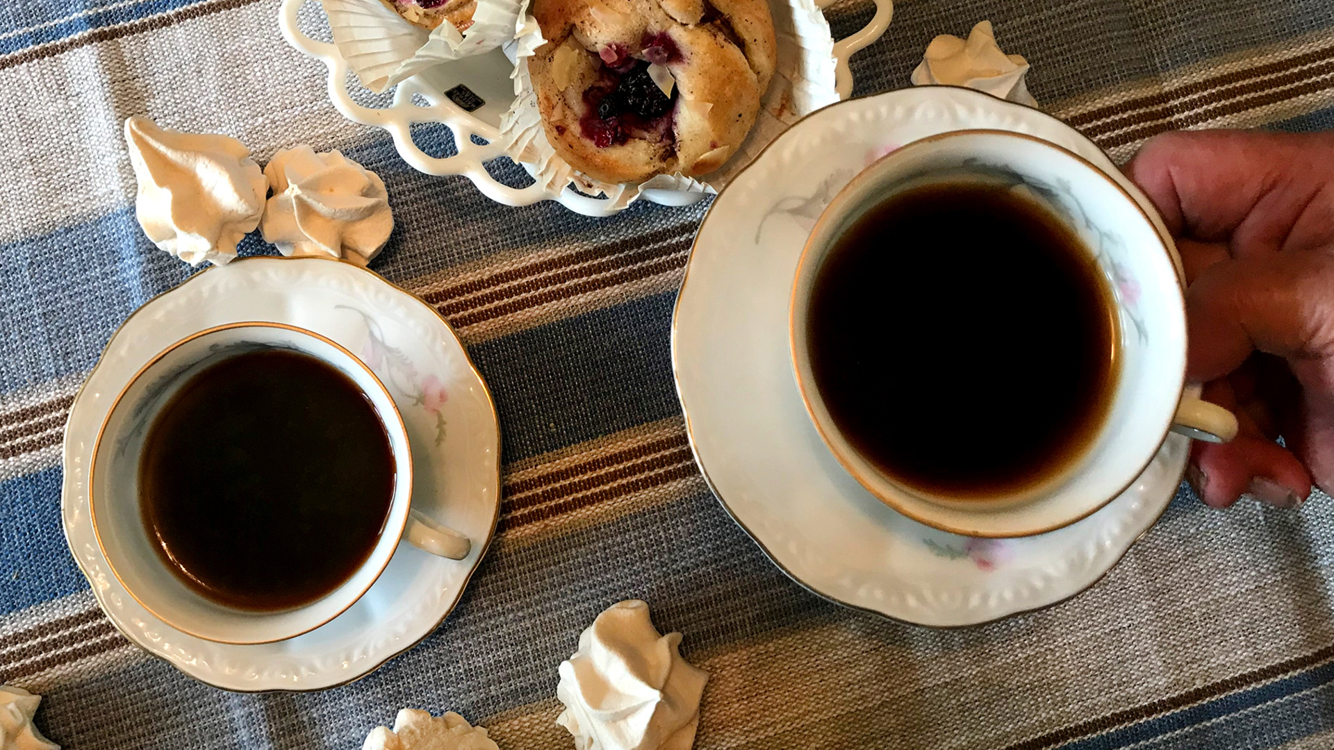 Kaffekoppar och kakor. 