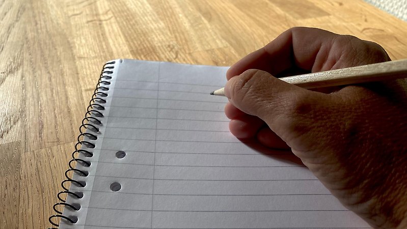 Hand som håller penna