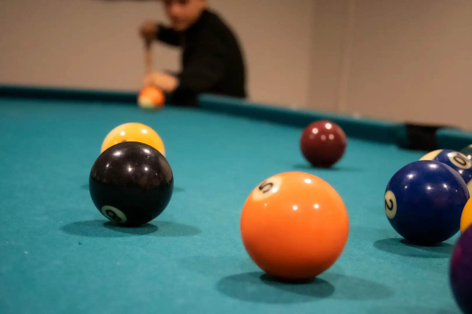 Familj cyklar i skogen