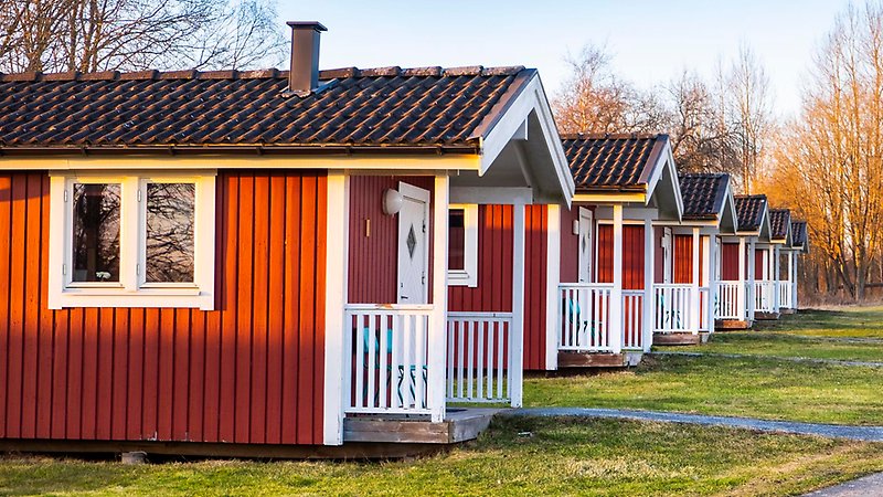 Röda små stugor på Sävsjö camping.