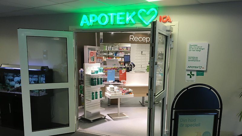 Gröna lysande bokstäver där det står apotek