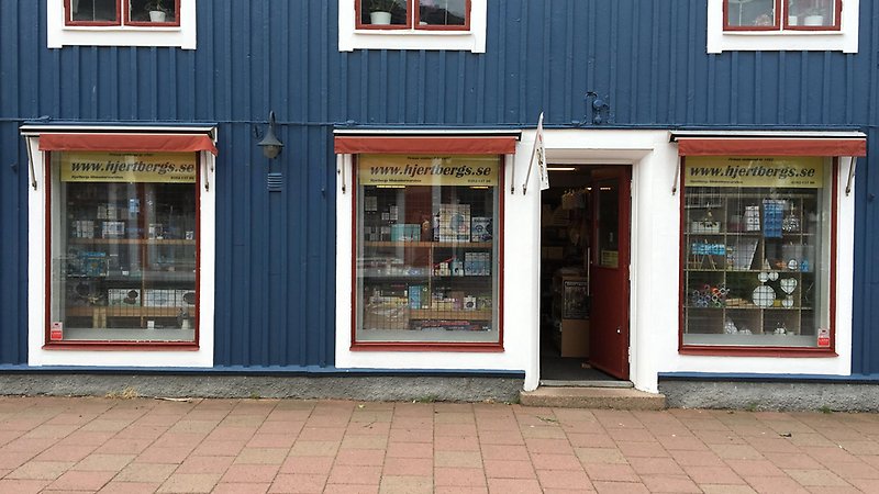 Butik i blå träbyggnad