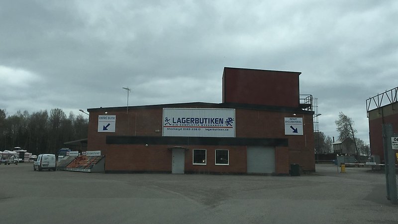 En byggnad med en skyllt på där det står lagerbutiken