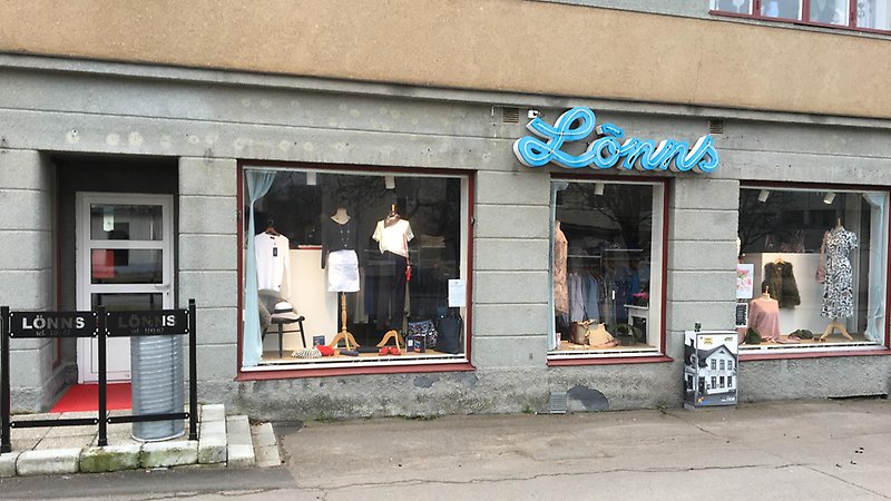 En byggnad med kläder i fönsterna och en skylt där det står Lönns