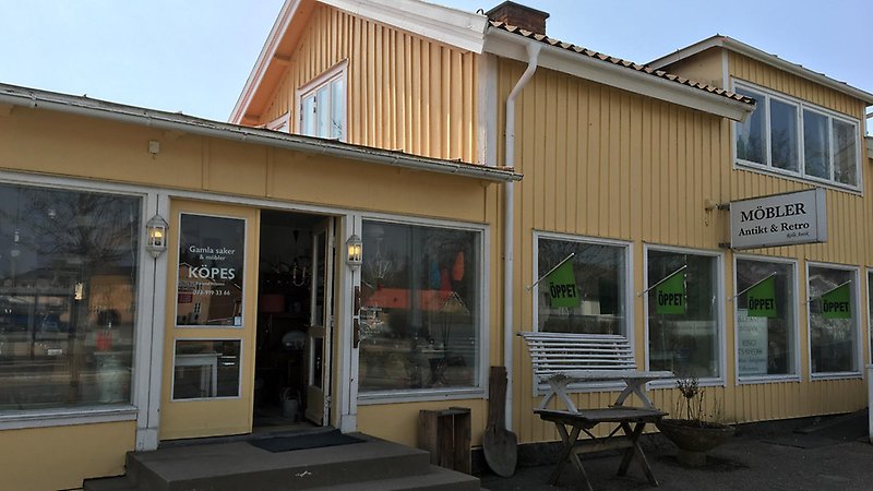 En gul byggnad med fönster