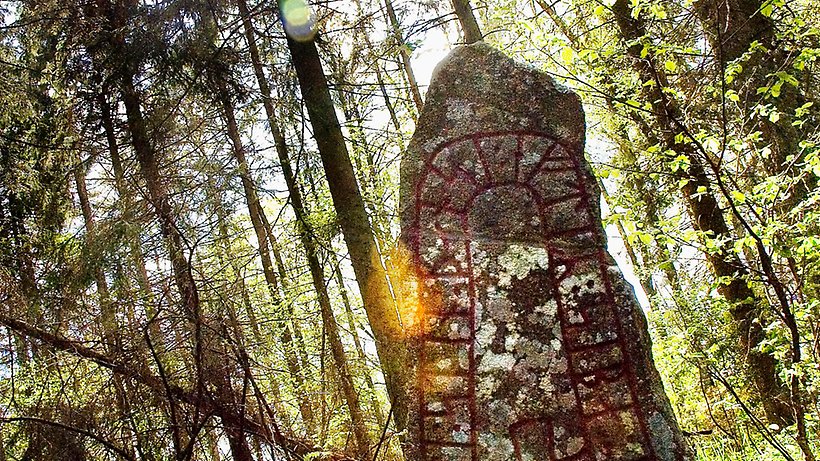 Runsten i blandskog.