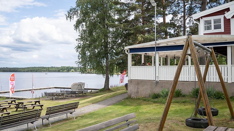 En uteplats till ett fik eller liknande vid en badplats. 