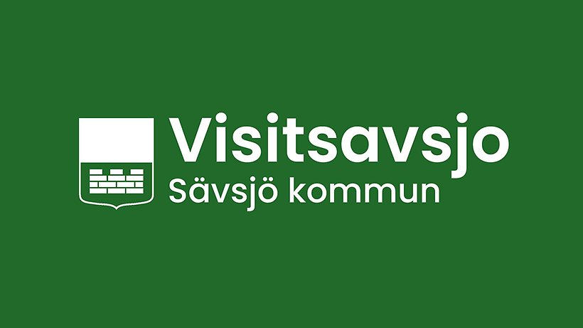 Logo Visitsavsjo på grön bakgrund.