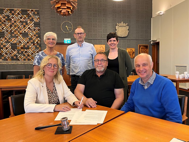 Sex personer i Vallsjsalen.