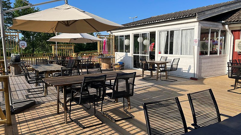 Soldäck på baksidan av cafét.