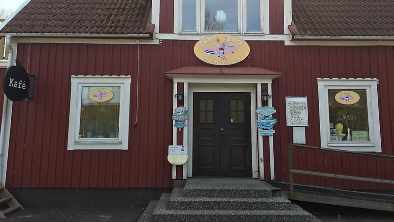 Enrén till suzis café.