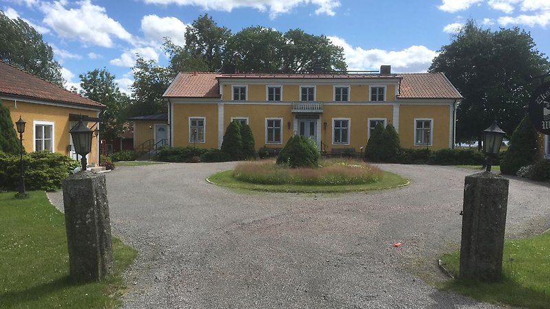 Gul större byggnad i trä.