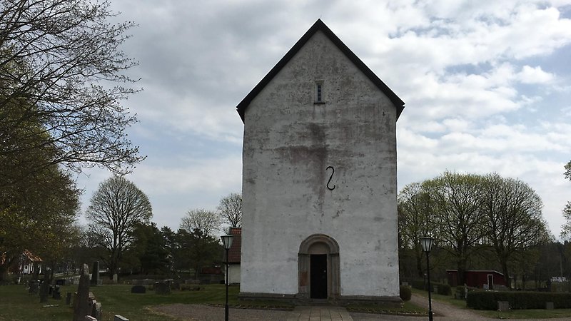 En vit byggnad med svarta detaljer