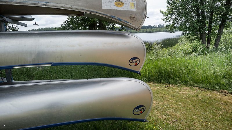 Kanoter uppsatta på ställning.