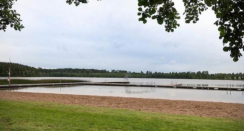 Gräsyta, brygga och sjö