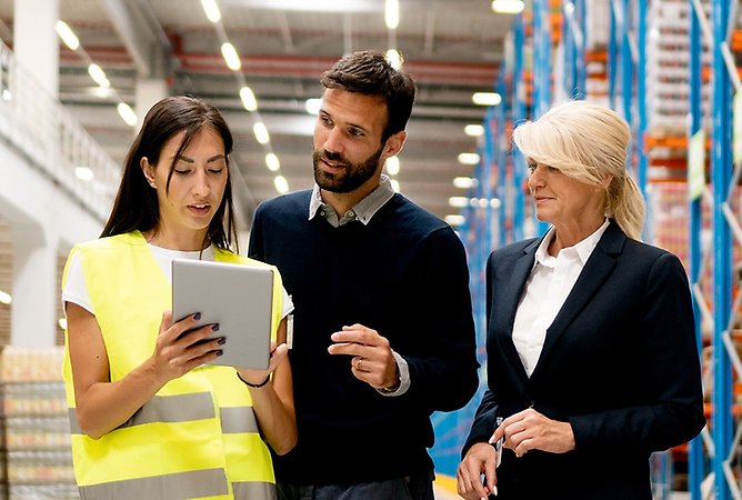 Personer som samtalar om energibesparing