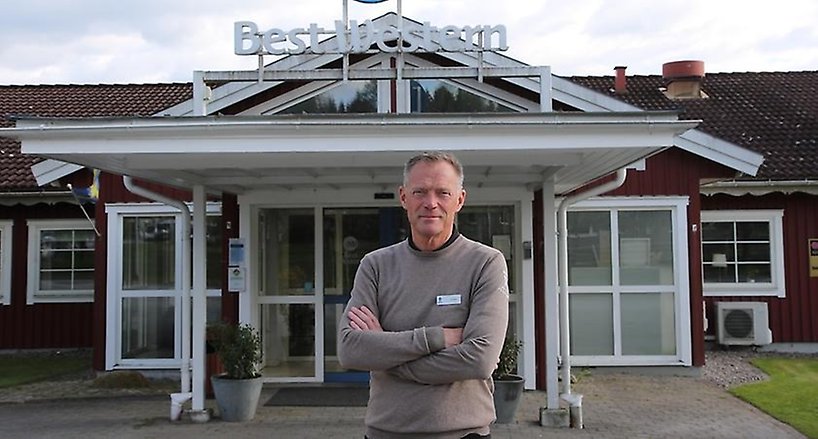 Svante Stenevik utanför Best Western Hotel Vrigstad. Bild: David Alin