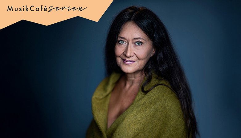 Kvinna med långt mörkt hår.