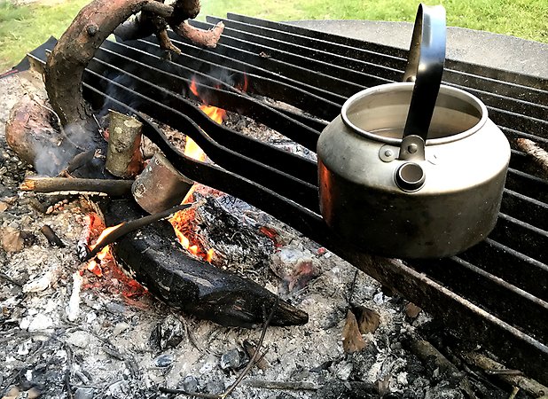 kaffekittel på öppen eld